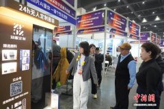 记者正在展会现场看